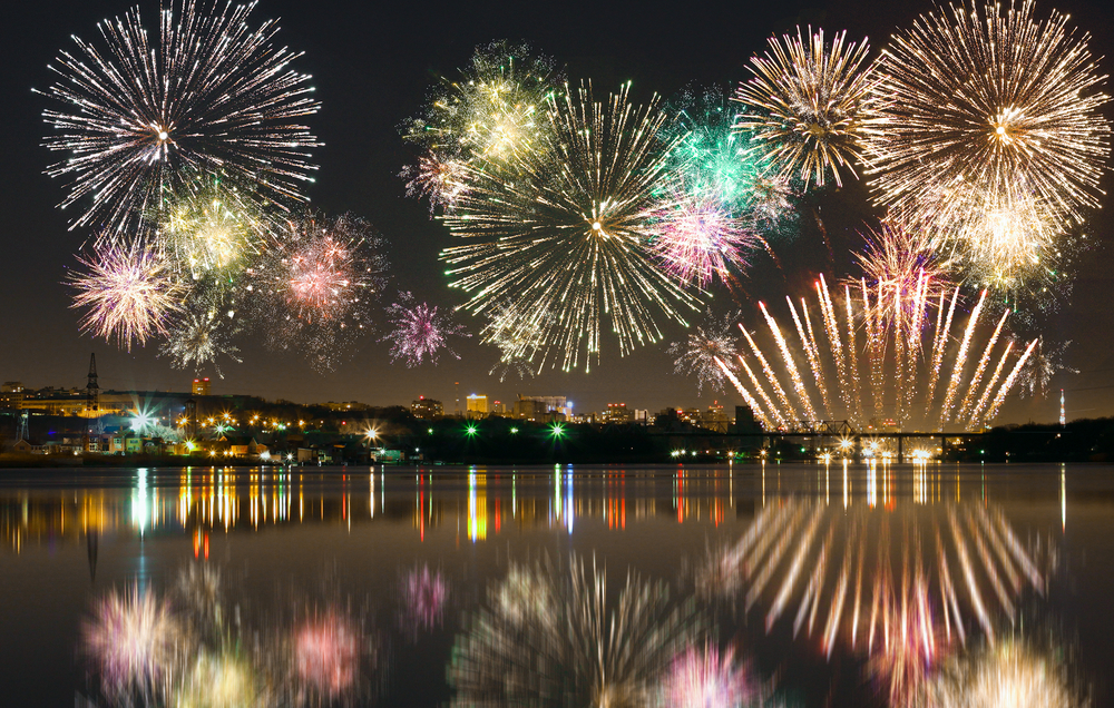feu d'artifice urbain avec reflet dans l'eau